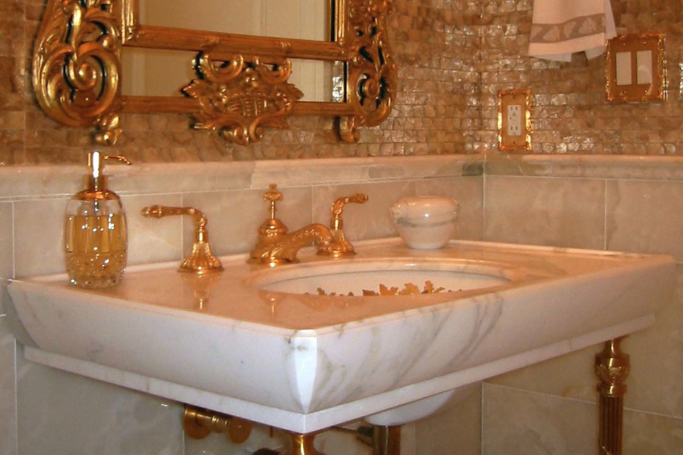 Immagine di un bagno di servizio tradizionale di medie dimensioni con top in marmo e lavabo a consolle