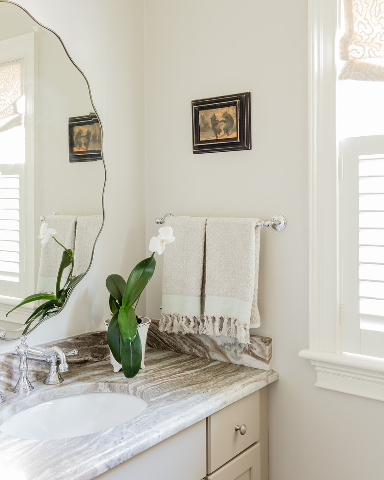 Foto de aseo clásico renovado pequeño con puertas de armario beige, paredes beige, lavabo bajoencimera, encimera de mármol y armarios estilo shaker