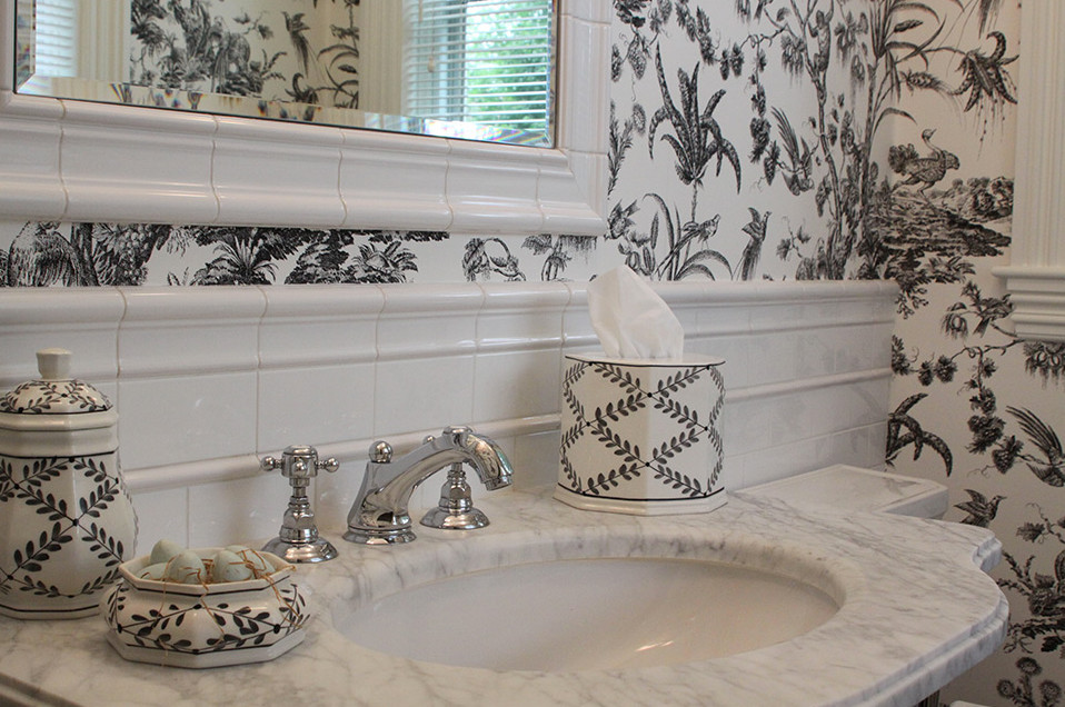 Idee per un bagno di servizio classico di medie dimensioni con lavabo sottopiano, top in marmo, WC a due pezzi, piastrelle bianche, piastrelle in ceramica e pareti multicolore