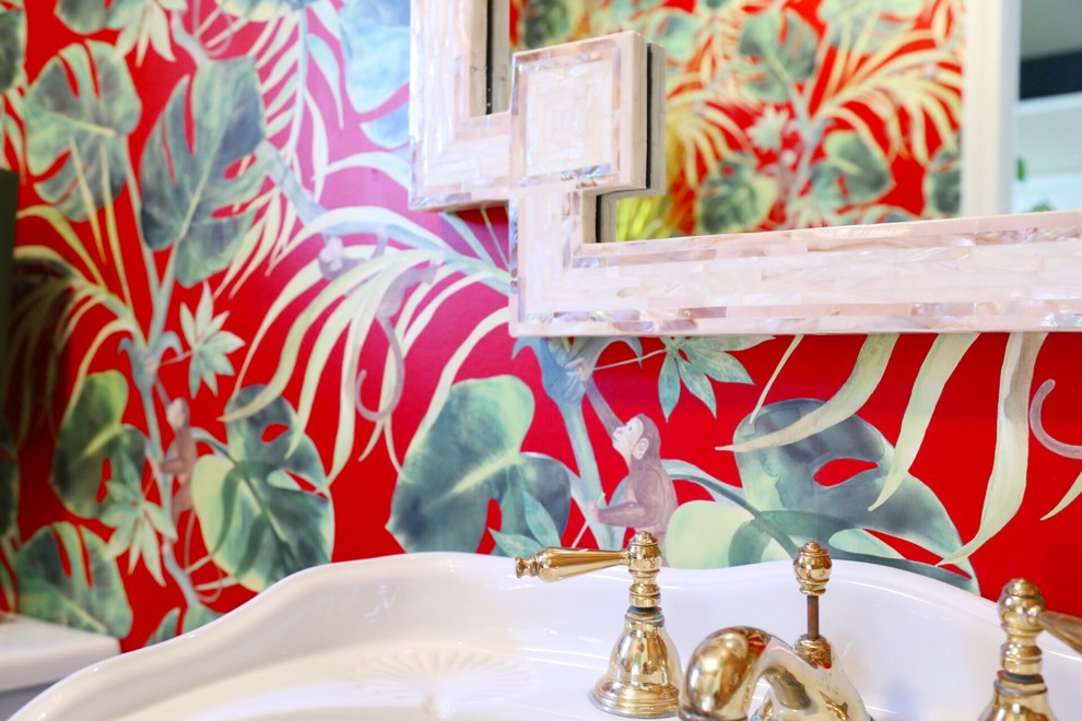 На фото: туалет среднего размера в классическом стиле с разноцветными стенами, мраморным полом, раковиной с пьедесталом и зеленым полом