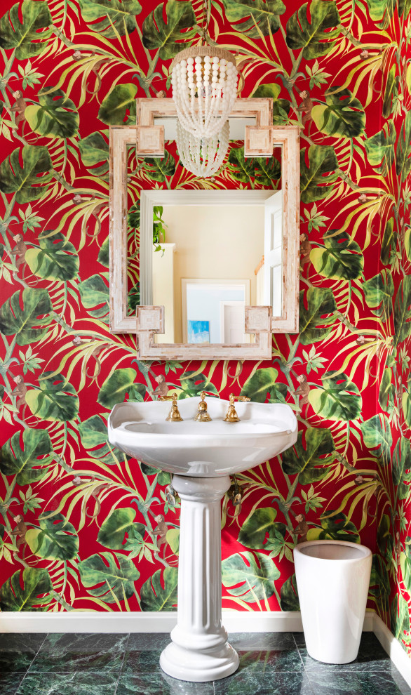 Пример оригинального дизайна: маленький туалет с красными стенами, мраморным полом, раковиной с пьедесталом, зеленым полом и обоями на стенах для на участке и в саду