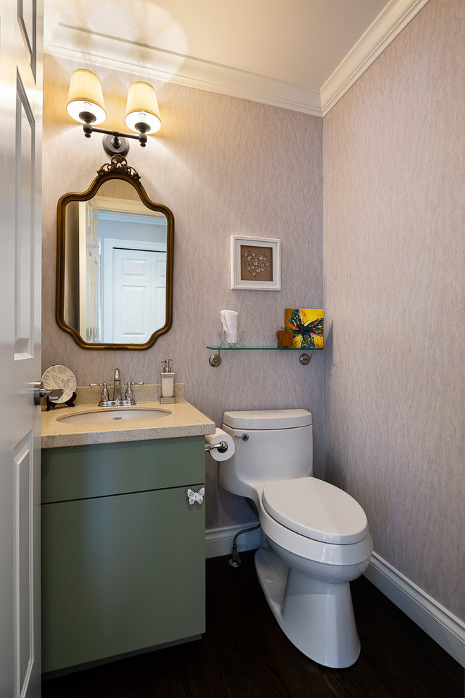 Klassische Gästetoilette mit flächenbündigen Schrankfronten, grünen Schränken, Toilette mit Aufsatzspülkasten, beiger Wandfarbe, dunklem Holzboden, Unterbauwaschbecken, Quarzwerkstein-Waschtisch, braunem Boden und beiger Waschtischplatte in Vancouver