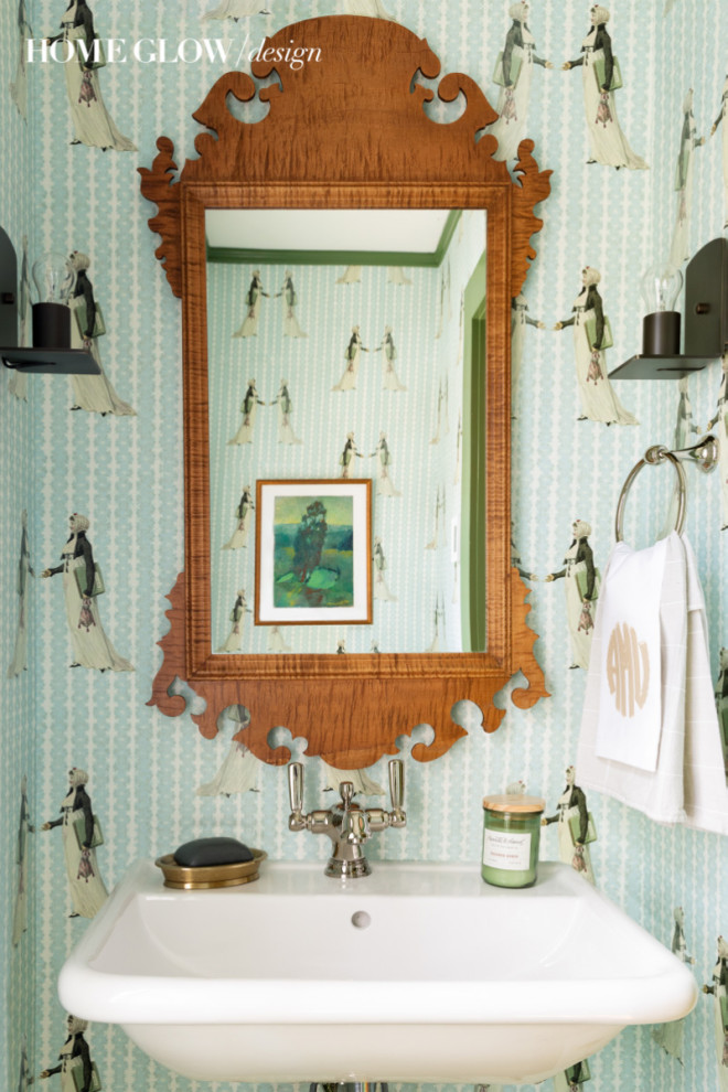 ボストンにあるお手頃価格の小さなエクレクティックスタイルのおしゃれなトイレ・洗面所 (テラコッタタイルの床、緑の床、フローティング洗面台、壁紙) の写真
