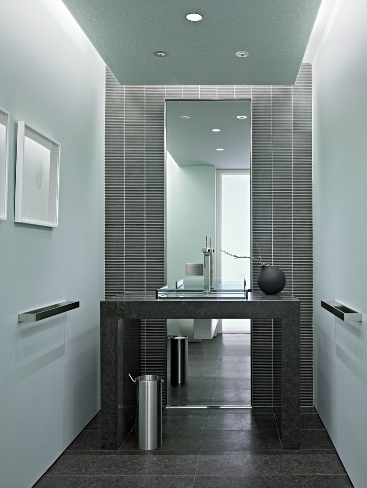 Источник вдохновения для домашнего уюта: туалет в стиле модернизм с плиткой мозаикой и акцентной стеной