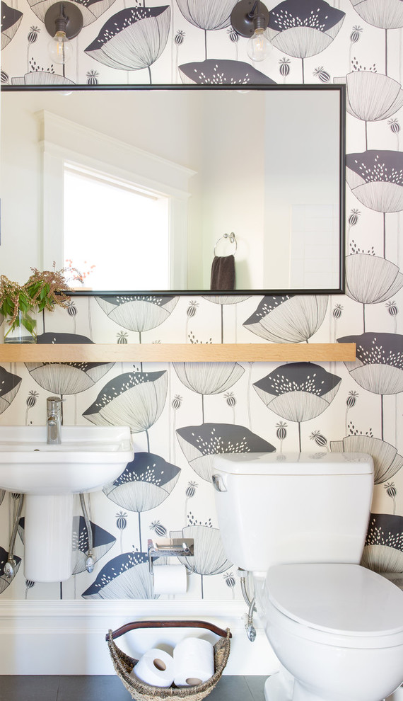 Imagen de aseo clásico renovado con sanitario de dos piezas, paredes beige, lavabo suspendido y suelo gris