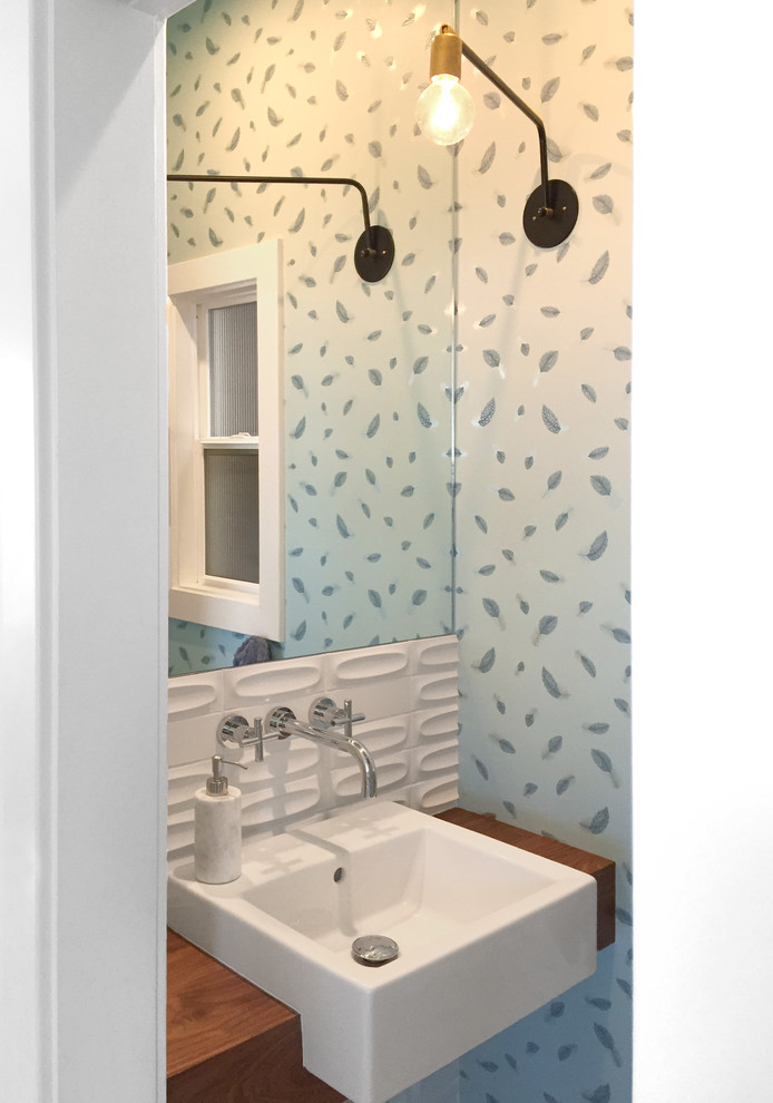 Ispirazione per un bagno di servizio design con nessun'anta, ante in legno scuro, WC a due pezzi, piastrelle bianche, pareti verdi, parquet chiaro e lavabo a bacinella