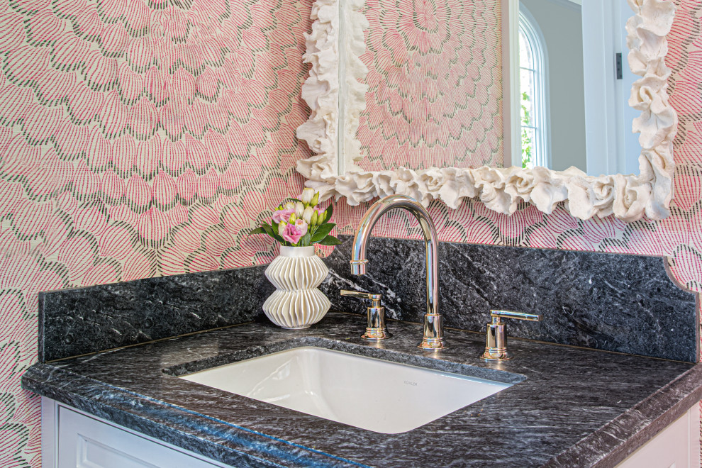Diseño de aseo a medida clásico renovado pequeño con puertas de armario blancas, paredes rosas, lavabo bajoencimera, encimeras negras y papel pintado