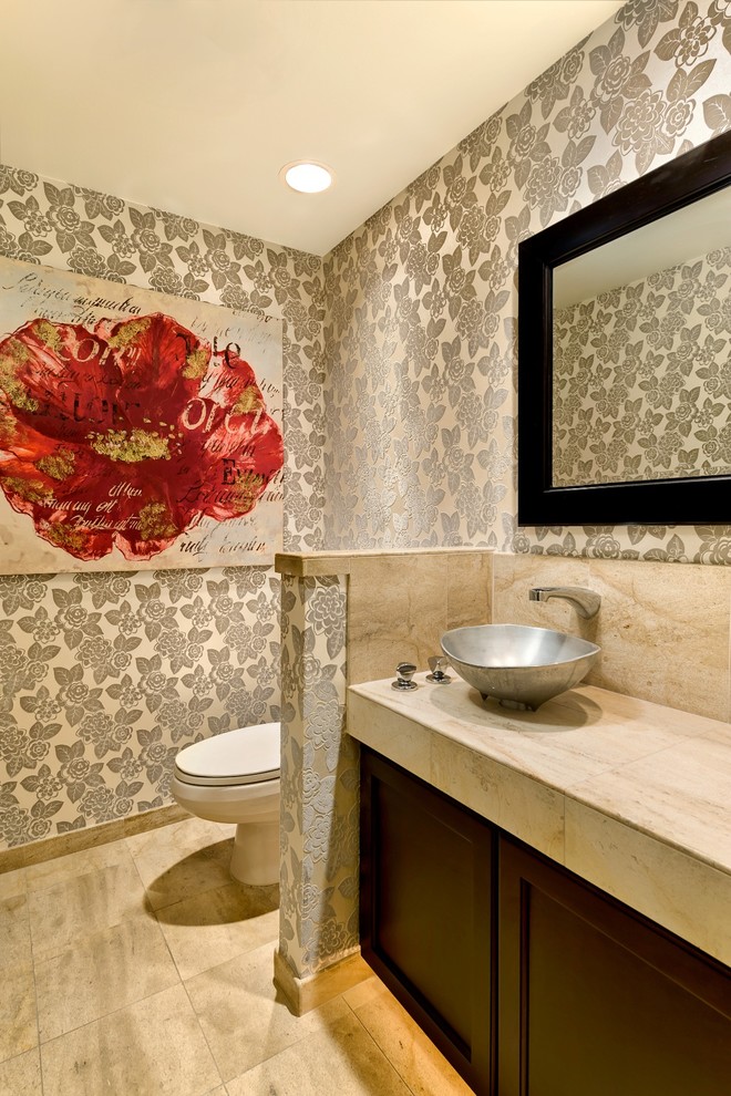 Пример оригинального дизайна: туалет в современном стиле с настольной раковиной
