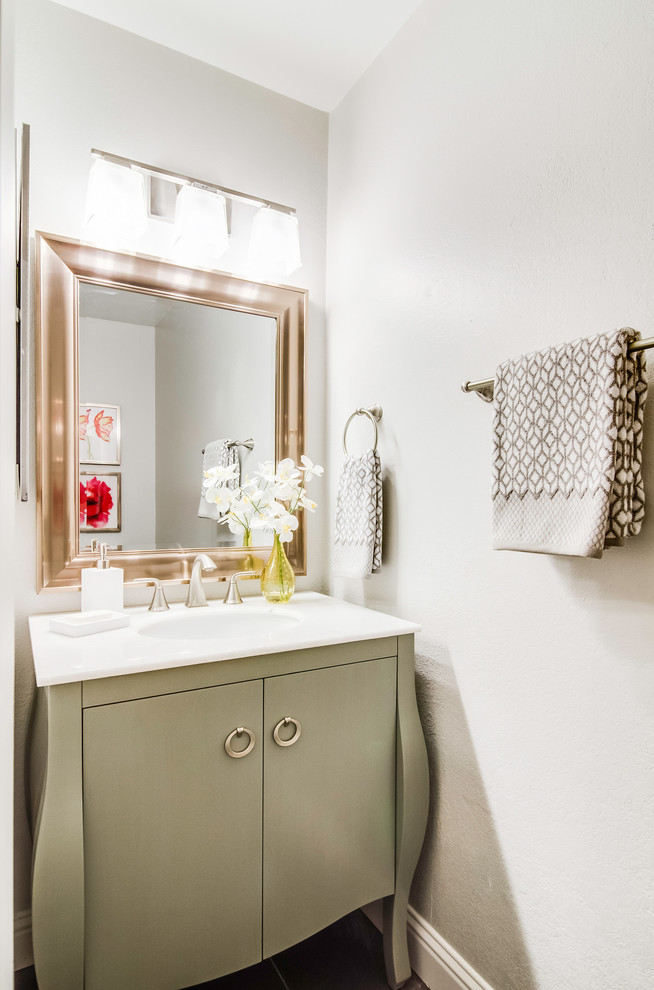 Diseño de aseo minimalista pequeño con lavabo bajoencimera, armarios tipo mueble, puertas de armario grises, encimera de mármol, sanitario de dos piezas, baldosas y/o azulejos grises y paredes grises