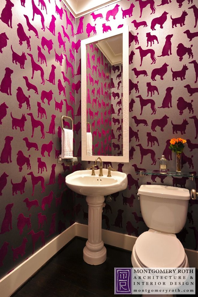 Inspiration för små moderna toaletter, med flerfärgade väggar och ett piedestal handfat