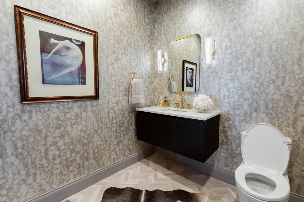 Immagine di un grande bagno di servizio moderno con ante lisce, ante in legno bruno, WC monopezzo, pavimento in gres porcellanato, lavabo sottopiano, top in marmo, pavimento beige e top bianco