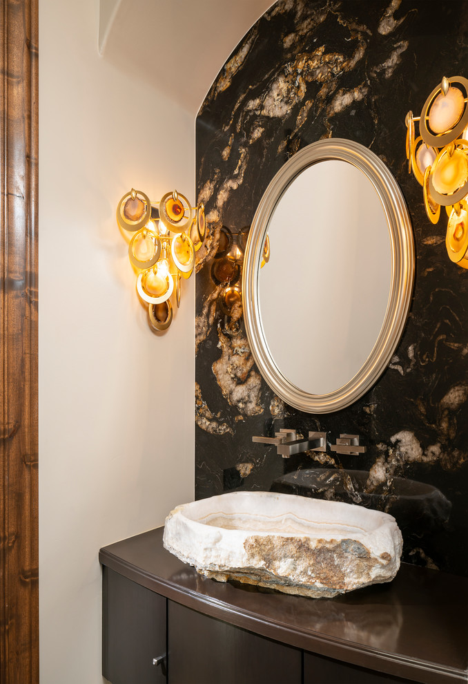Idee per un bagno di servizio american style con ante lisce, ante marroni, piastrelle multicolore, pareti beige, lavabo a bacinella e top marrone