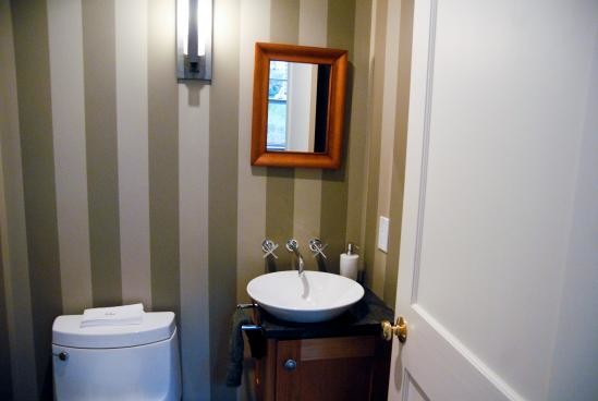 На фото: туалет в стиле неоклассика (современная классика) с бежевыми стенами и настольной раковиной с