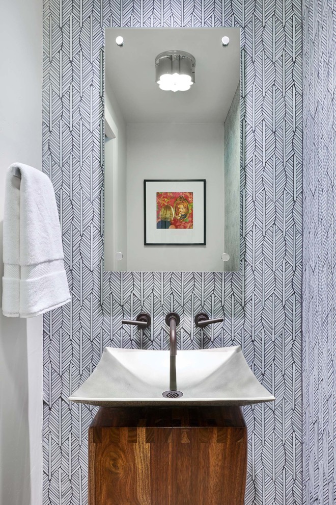 Kleine Moderne Gästetoilette mit blauer Wandfarbe, Aufsatzwaschbecken, Waschtisch aus Holz und brauner Waschtischplatte in Denver