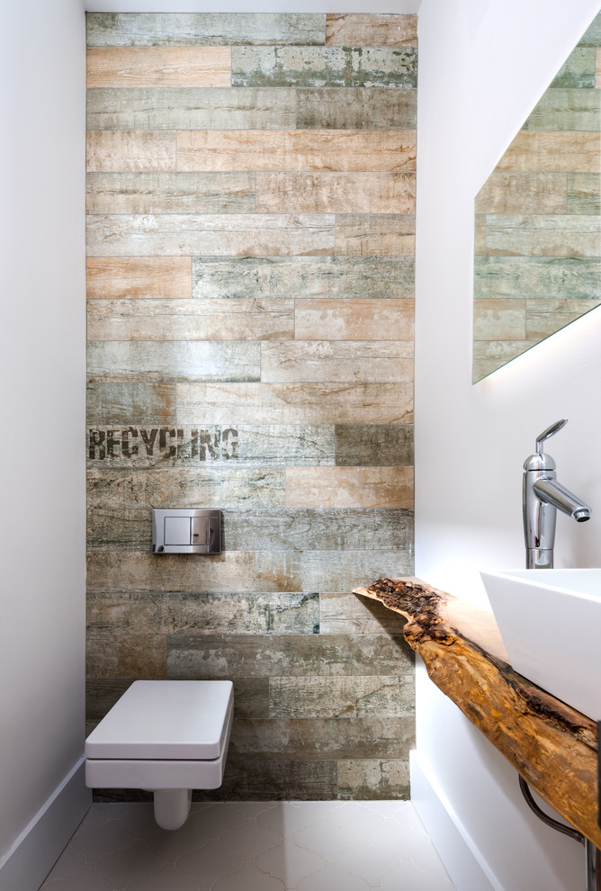 Moderne Gästetoilette mit Aufsatzwaschbecken, Waschtisch aus Holz, Wandtoilette, weißer Wandfarbe und brauner Waschtischplatte in Toronto