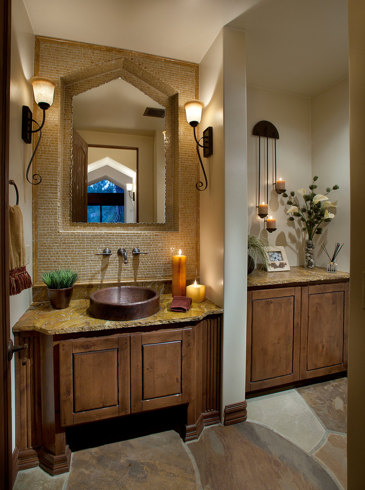 Inredning av ett rustikt mellanstort toalett, med ett fristående handfat, möbel-liknande, skåp i mellenmörkt trä, granitbänkskiva, gul kakel, stenkakel, beige väggar och skiffergolv