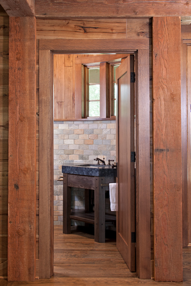Idéer för ett rustikt toalett, med ett piedestal handfat, skåp i mellenmörkt trä, bänkskiva i täljsten, flerfärgad kakel, stenkakel, bruna väggar och mellanmörkt trägolv