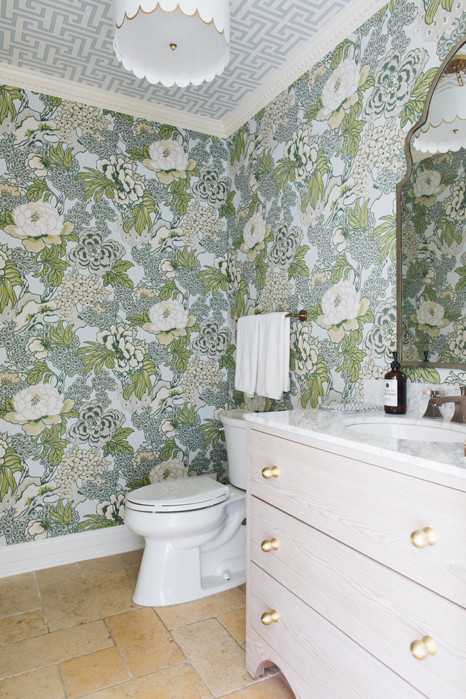 Immagine di un bagno di servizio stile marinaro con consolle stile comò, ante in legno chiaro, pareti multicolore, lavabo sottopiano, pavimento beige e top bianco