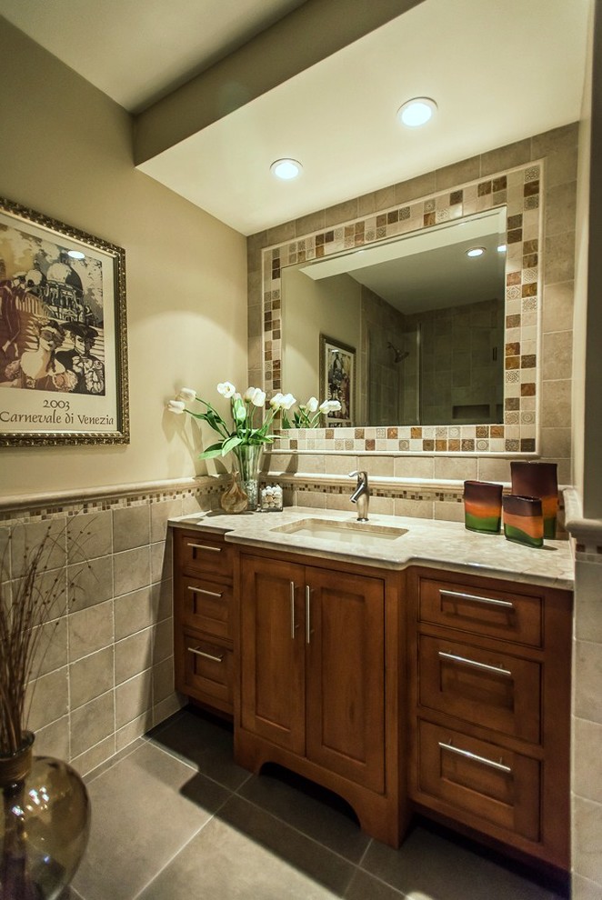 Inredning av ett klassiskt mellanstort beige beige toalett, med skåp i shakerstil, skåp i mellenmörkt trä, keramikplattor, grå väggar, ett undermonterad handfat, skiffergolv, bänkskiva i täljsten och grått golv