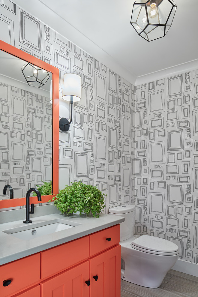 Ispirazione per un bagno di servizio stile marino con ante arancioni, WC a due pezzi, pareti multicolore, lavabo sottopiano, pavimento grigio e top grigio
