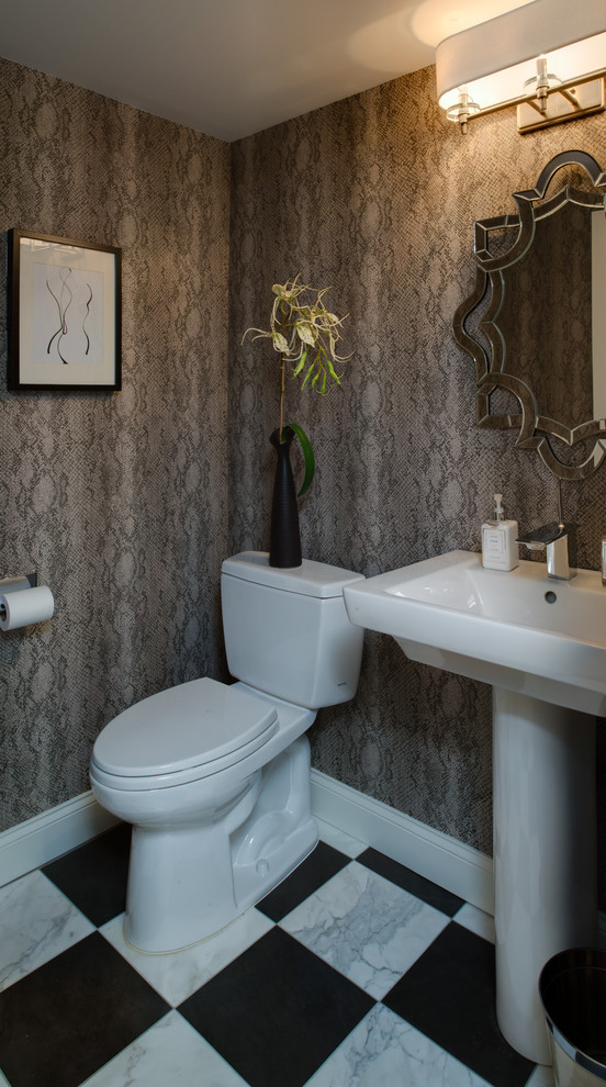 Aménagement d'un WC et toilettes classique de taille moyenne avec un lavabo encastré, un carrelage gris, un mur gris et un sol en marbre.