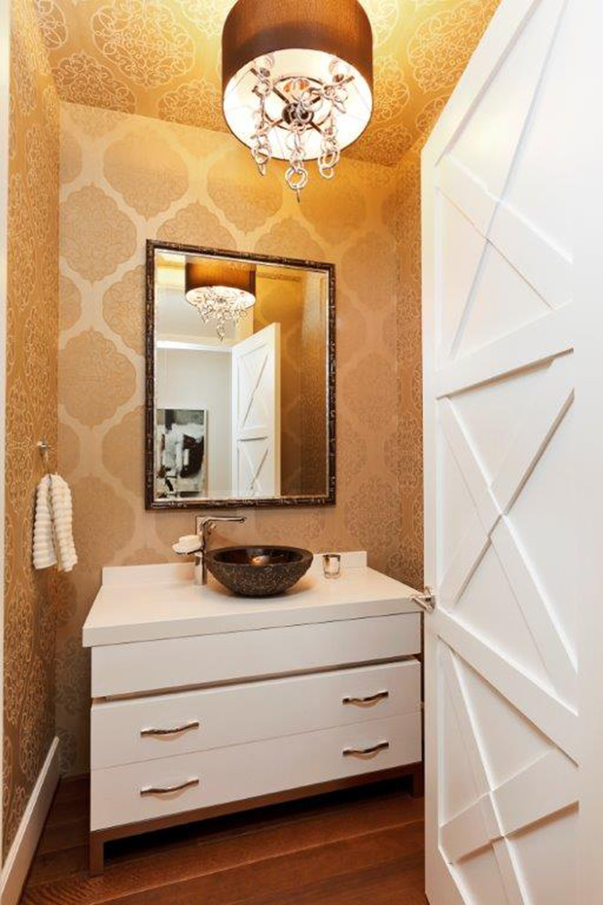 フェニックスにあるコンテンポラリースタイルのおしゃれなトイレ・洗面所 (ベッセル式洗面器、フラットパネル扉のキャビネット、白いキャビネット、白い洗面カウンター) の写真