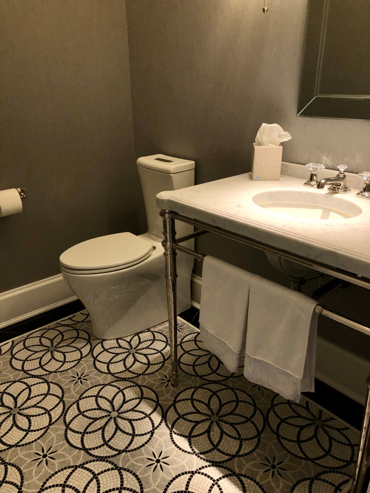 Idée de décoration pour un petit WC et toilettes champêtre avec WC séparés, un mur gris, un sol en carrelage de terre cuite, un plan vasque, un plan de toilette en marbre, un sol gris, un plan de toilette blanc, meuble-lavabo sur pied et du papier peint.