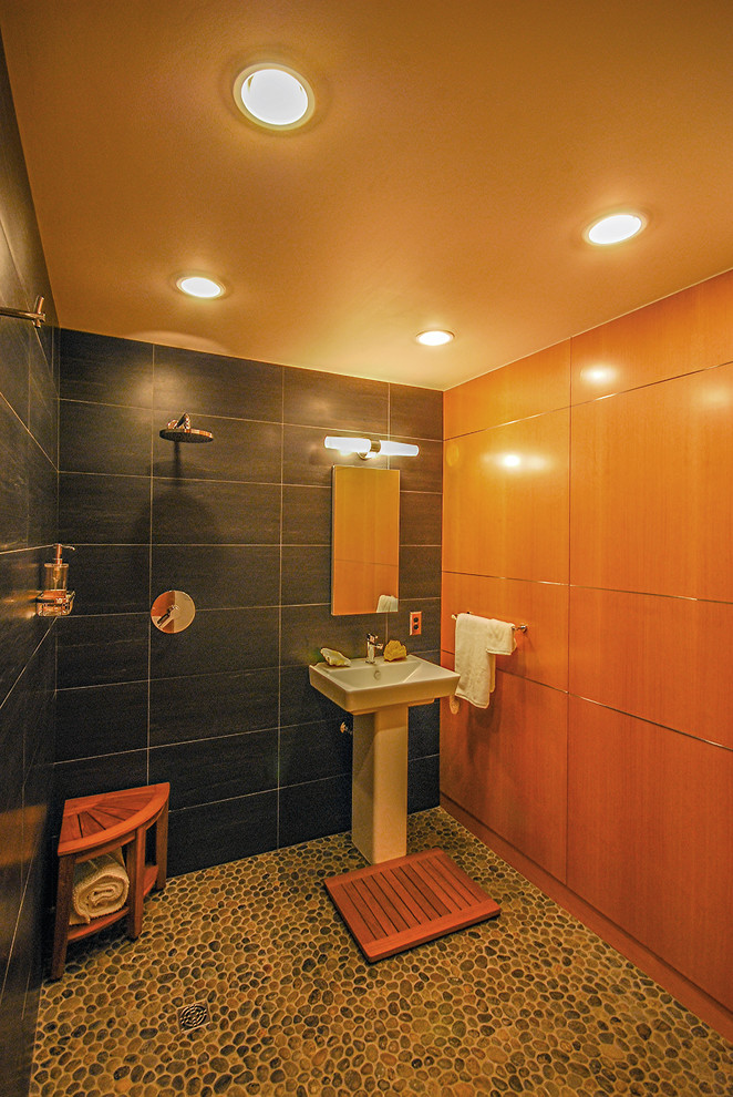 Cette photo montre un petit WC et toilettes tendance avec un carrelage noir, des carreaux de céramique, un mur marron, un sol en galet, un lavabo de ferme, un sol marron et WC à poser.