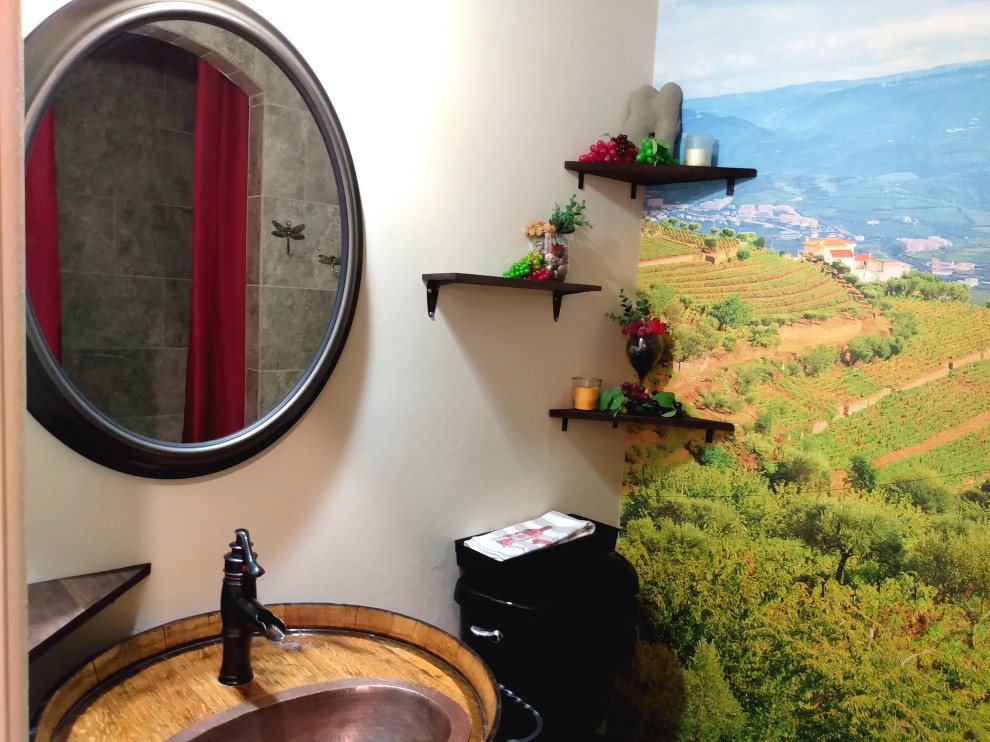 Kleine Mediterrane Gästetoilette mit Wandtoilette mit Spülkasten, bunten Wänden, Keramikboden, Einbauwaschbecken, Waschtisch aus Holz, brauner Waschtischplatte und freistehendem Waschtisch in Salt Lake City
