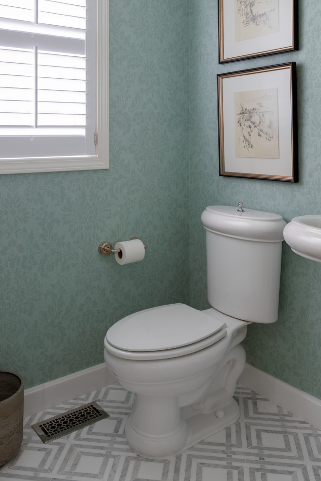 Foto på ett litet funkis toalett, med en toalettstol med hel cisternkåpa, blå väggar, cementgolv, ett piedestal handfat och vitt golv