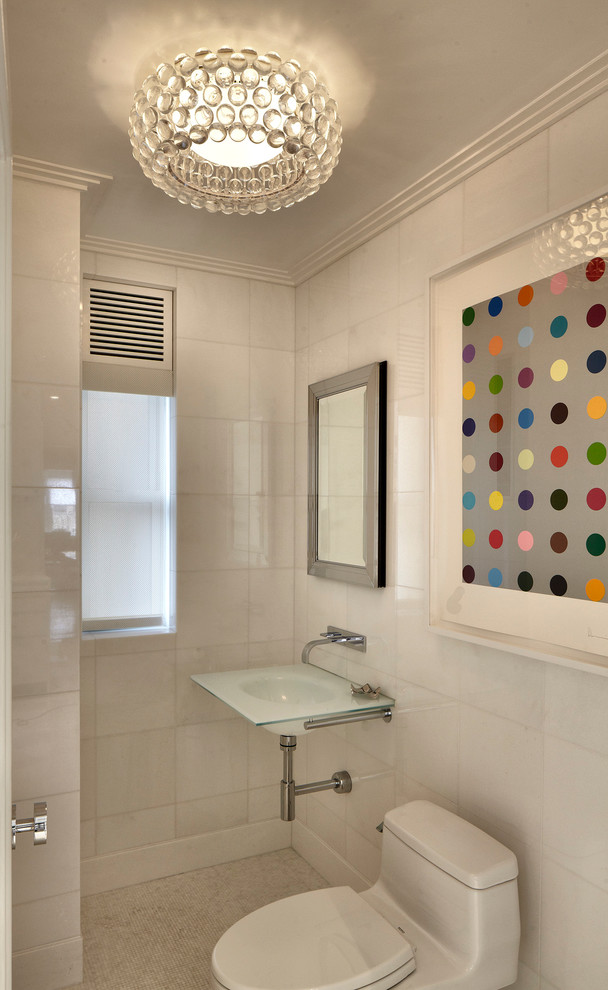 Immagine di un bagno di servizio minimal con lavabo sospeso, WC monopezzo, piastrelle bianche e pavimento con piastrelle a mosaico