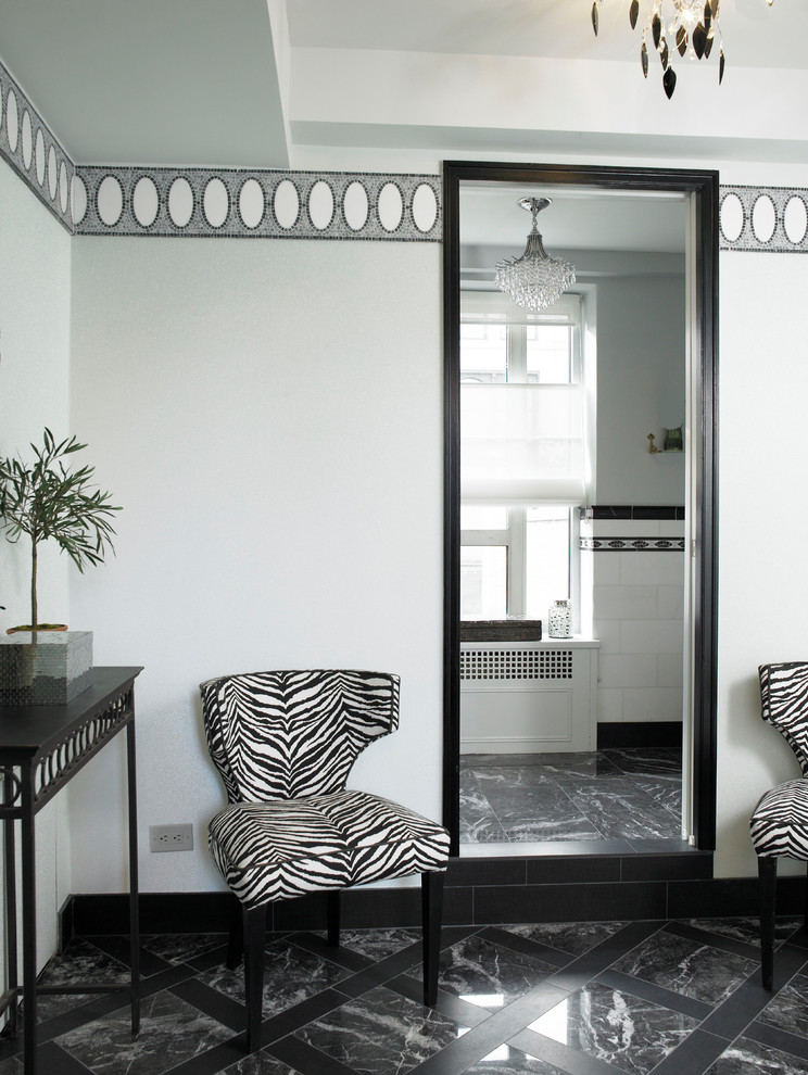 Idee per un bagno di servizio design di medie dimensioni con WC monopezzo, pistrelle in bianco e nero, piastrelle a mosaico, pareti grigie, pavimento in marmo e lavabo a colonna