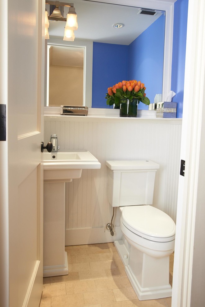 Kleine Stilmix Gästetoilette mit Sockelwaschbecken, Wandtoilette mit Spülkasten, beigen Fliesen, Keramikboden und blauer Wandfarbe in New York