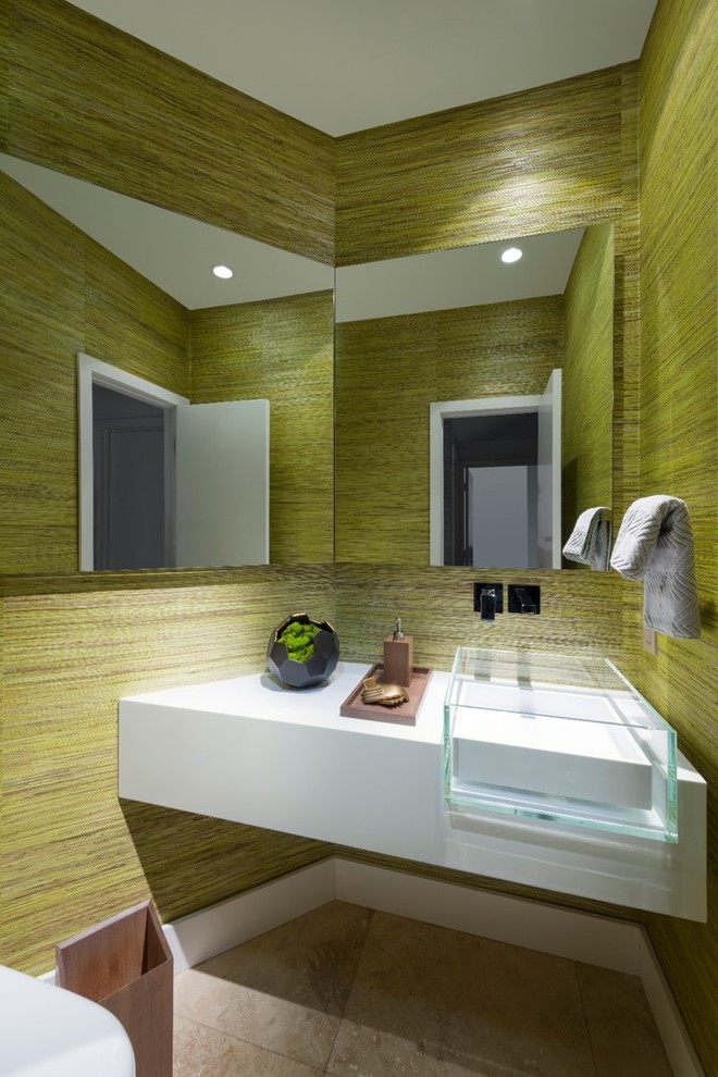Kleine Moderne Gästetoilette mit grüner Wandfarbe, Aufsatzwaschbecken und Mineralwerkstoff-Waschtisch in Miami