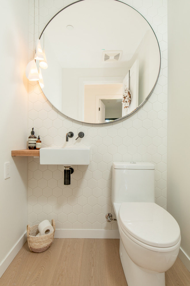 Kleine Moderne Gästetoilette mit weißen Fliesen, Mosaikfliesen, hellem Holzboden, Wandwaschbecken, Waschtisch aus Holz, schwebendem Waschtisch, Toilette mit Aufsatzspülkasten, weißer Wandfarbe, beigem Boden und brauner Waschtischplatte in Vancouver