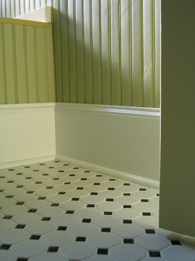 Réalisation d'un WC et toilettes tradition de taille moyenne avec un mur vert et un sol en carrelage de céramique.