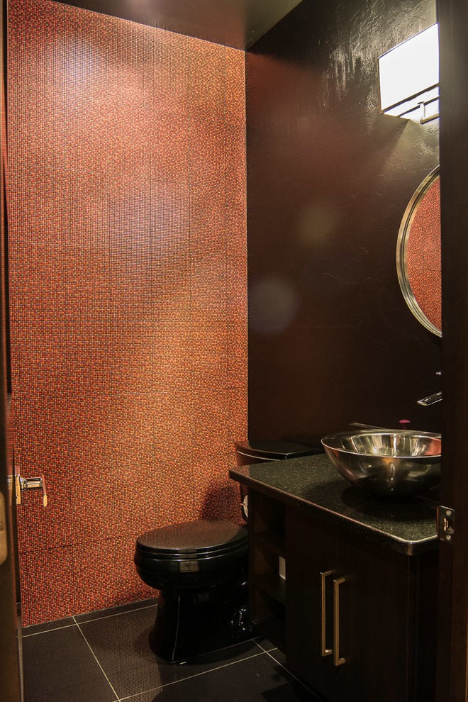 Foto di un bagno di servizio stile americano di medie dimensioni con ante in stile shaker, ante nere, WC monopezzo, pareti arancioni, pavimento in gres porcellanato, lavabo a bacinella, top in quarzo composito, pavimento nero e top nero