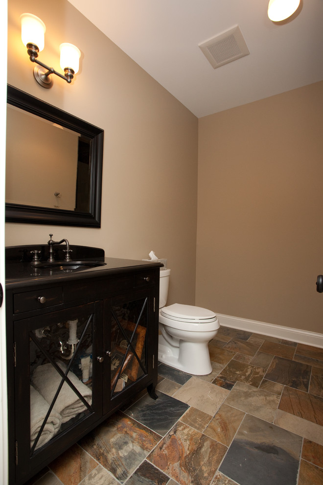 Idéer för att renovera ett litet vintage toalett, med luckor med glaspanel, skåp i mörkt trä, en toalettstol med separat cisternkåpa, beige väggar, skiffergolv, ett undermonterad handfat, bänkskiva i akrylsten, brun kakel och grå kakel