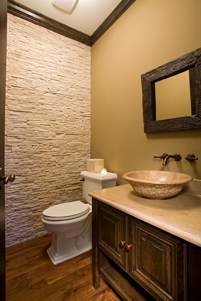 Inspiration pour un petit WC et toilettes chalet en bois foncé avec un placard avec porte à panneau surélevé, WC séparés, un mur beige, une vasque, un plan de toilette en marbre et un sol en bois brun.