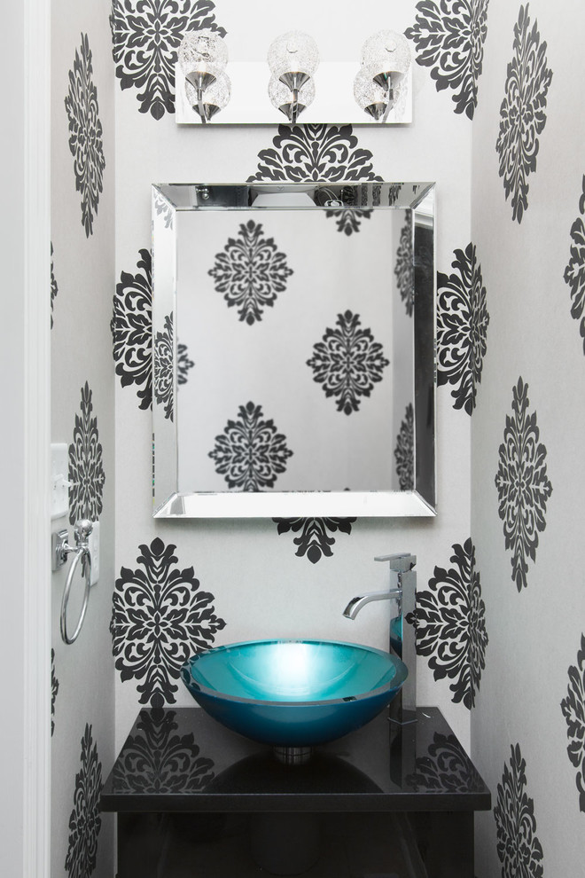 На фото: туалет в стиле неоклассика (современная классика) с настольной раковиной и разноцветными стенами с