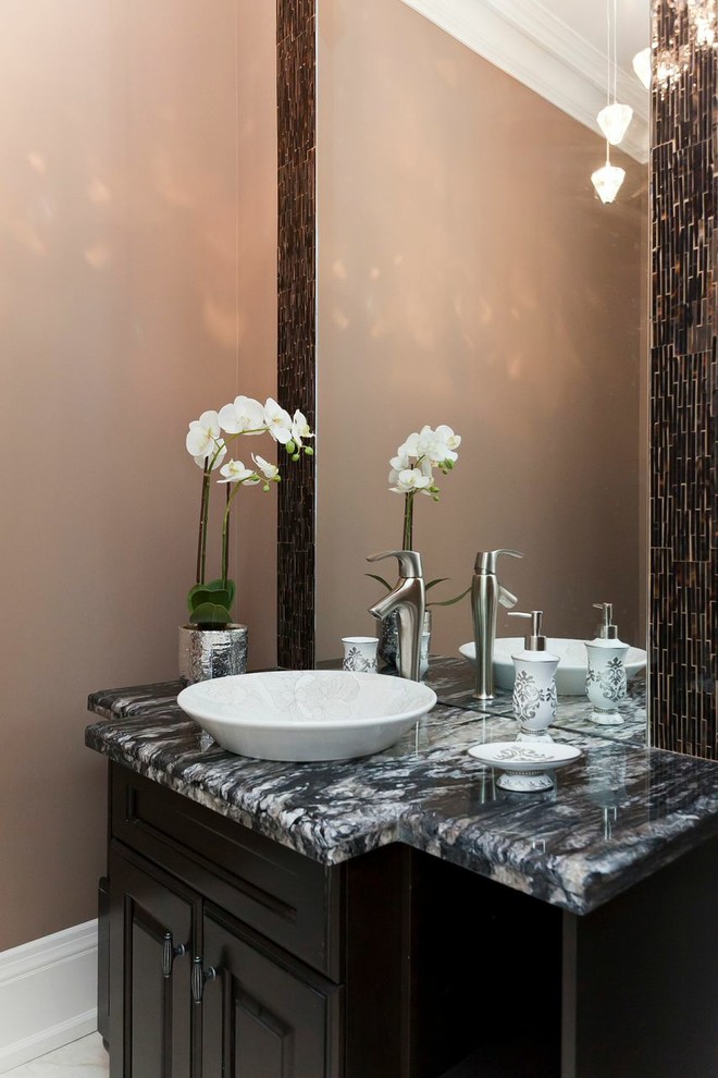 Mittelgroße Klassische Gästetoilette mit schwarzen Schränken, Granit-Waschbecken/Waschtisch und rosa Wandfarbe in Toronto