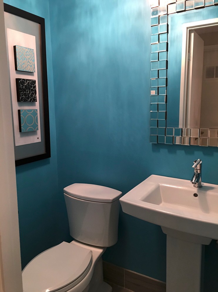 На фото: маленький туалет в стиле неоклассика (современная классика) с серой плиткой, синими стенами, полом из керамогранита и раковиной с пьедесталом для на участке и в саду с