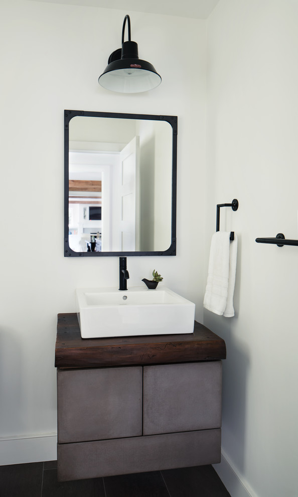 Idee per un bagno di servizio country di medie dimensioni con pareti bianche, lavabo a bacinella, top in legno e top marrone