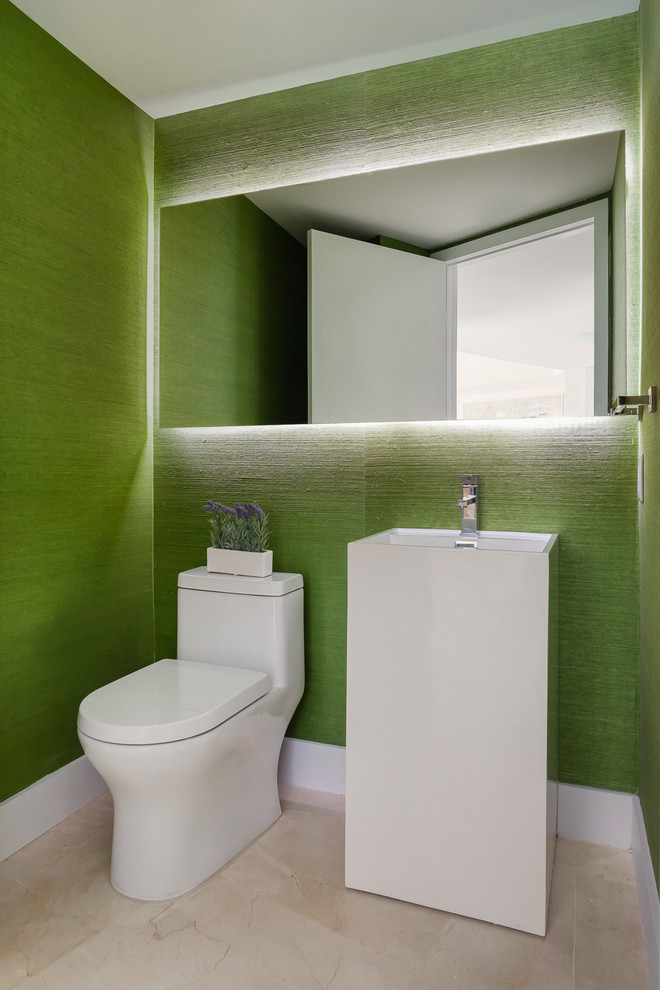 マイアミにあるコンテンポラリースタイルのおしゃれなトイレ・洗面所 (ベージュの床) の写真