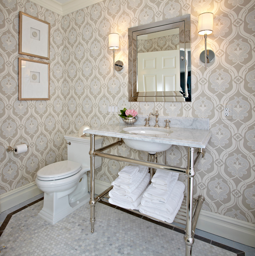 Источник вдохновения для домашнего уюта: туалет среднего размера в классическом стиле с открытыми фасадами, раздельным унитазом, коричневыми стенами, полом из мозаичной плитки, консольной раковиной, мраморной столешницей и серым полом