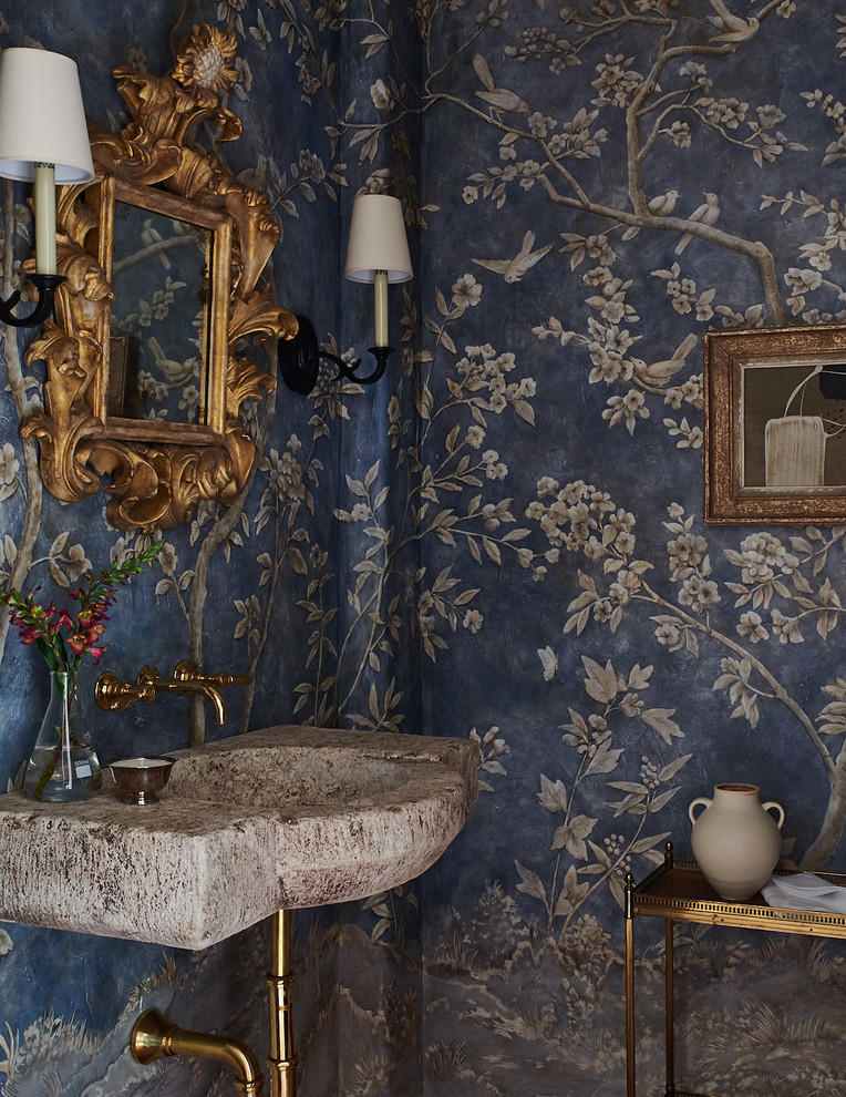 サンタバーバラにある地中海スタイルのおしゃれなトイレ・洗面所 (青い壁、壁付け型シンク) の写真