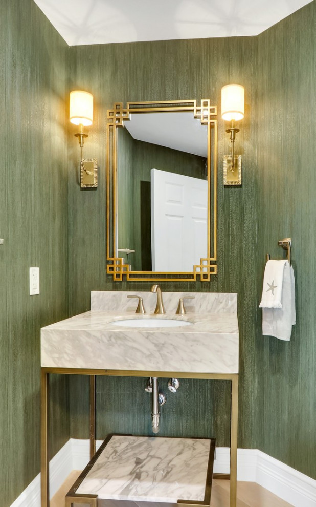 Exempel på ett litet maritimt grå grått toalett, med öppna hyllor, gröna väggar, klinkergolv i porslin, marmorbänkskiva och beiget golv