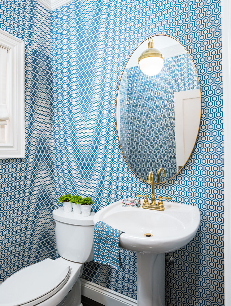 トロントにあるトランジショナルスタイルのおしゃれなトイレ・洗面所 (分離型トイレ、青い壁、コンソール型シンク) の写真