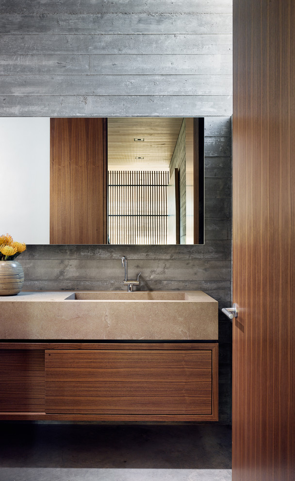Idée de décoration pour un WC et toilettes minimaliste en bois brun de taille moyenne avec un placard à porte plane.