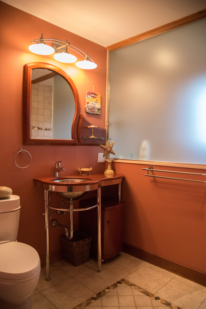 Exempel på ett litet rustikt brun brunt toalett, med öppna hyllor, en toalettstol med separat cisternkåpa, röda väggar, klinkergolv i porslin, ett piedestal handfat, bänkskiva i kvarts och beiget golv